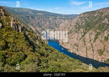 Ribeira sacra. SIL River Canyon mit Boot in Galicien, Spanien Stockfoto