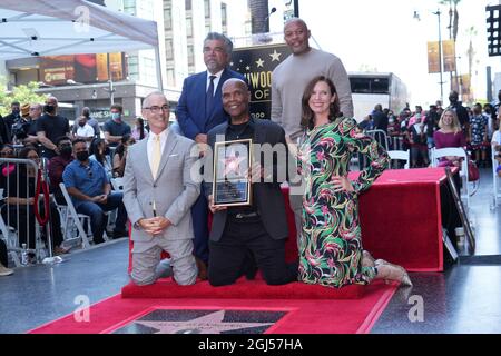 Die Radiomoderatorin Kurt Alexander aka Big Boy (Mitte) posiert mit dem Stadtrat von Los Angeles, Mitch O'Farrell (links), und Hollywood Chair of the Board N Stockfoto