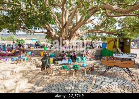 AXUM, ÄTHIOPIEN, 27. APRIL 2019: Tigray-Ureinwohner ruhen am 27. April 2019 auf dem Straßenmarkt im Zentrum von Aksum in Aksum, Tigray, Äthiopien, Afrika Stockfoto