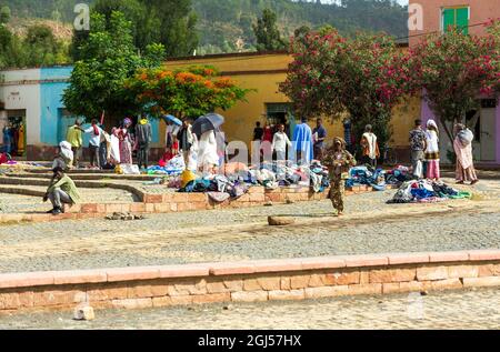 AXUM, ÄTHIOPIEN, 27. APRIL 2019: Tigray-Ureinwohner auf dem Straßenmarkt mit Kleidung im Zentrum von Aksum am 27. April 2019 in Aksum, Tigray, Äthiopien AF Stockfoto