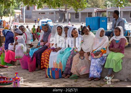 AXUM, ÄTHIOPIEN, 27. APRIL 2019: Sorglose tigray-Mutter, die am 27. April 2019 auf dem Straßenmarkt im Zentrum von Aksum in Aksum, Tigray, Äthiopien, ruht Stockfoto