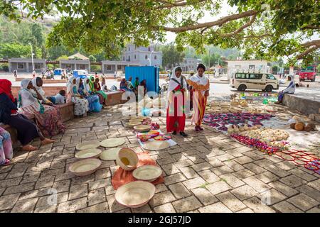 AXUM, ÄTHIOPIEN, 27. APRIL 2019: Sorglose tigray-Mutter, die am 27. April 2019 auf dem Straßenmarkt im Zentrum von Aksum in Aksum, Tigray, Äthiopien, ruht Stockfoto