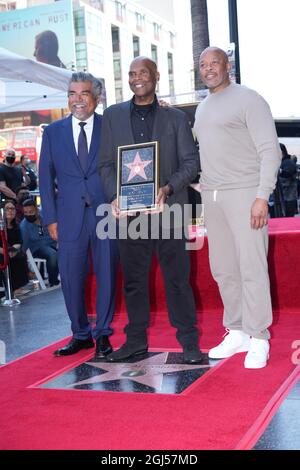 Die Radiomoderatorin Kurt Alexander aka Big Boy (Mitte) posiert mit George Lopez (links) und Dr. Dre aka Andre Young bei einer Zeremonie zu Ehren von Alexander Stockfoto