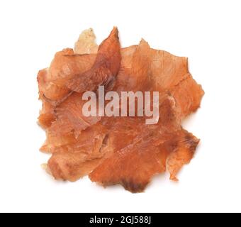 Draufsicht auf knusprig trockene geräucherte Lachschips isoliert auf Weiß Stockfoto