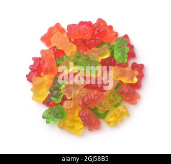 Blick von oben auf bunte Gummibären, isoliert auf Weiß Stockfoto