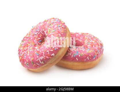 Zwei rosa glasierte Donuts mit bunten Streuseln isoliert auf einem weißen Stockfoto