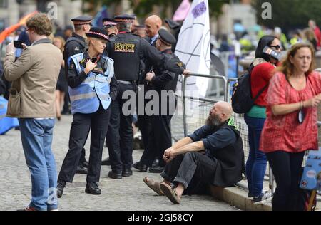 London, Großbritannien. Polizeiverbindungsbeamter bei einem vom Aussterben bedrohten Klimaprotest in der City of London, 3. September 2021. Stockfoto