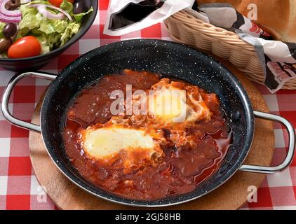 High-Angle-Schuss Shakshuka Eier mit Tomatensauce in Gericht zum Frühstück serviert Stockfoto