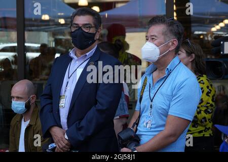 ABC7 Eyewitness News Reporter Sid Garcia (links) und NBC4 Los Angeles Reporter Gordon Tokumatsu tragen Gesichtsmasken bei einer Zeremonie zu Ehren von Kurt Alexander Stockfoto