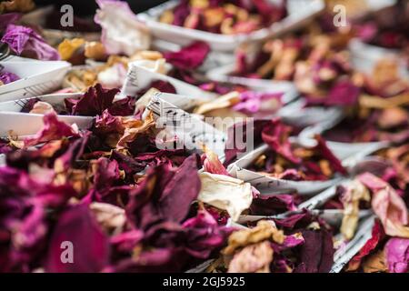 Musikthema natürliche Rosenblüten biologisch abbaubare Hochzeit Konfetti lila rot und orange. Wunderschöne natürliche Blütenblätter mit aufgedruckten Musiknoten Stockfoto