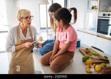 Großmutter schimpft ihre Enkelkinder Mädchen. Familie, Bestrafung, Disziplin Konzept Stockfoto