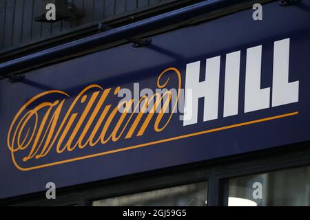 Aktenfoto vom 04/07/19 einer Zweigstelle von William Hill, Ludgate Hill, im Zentrum von London. Die Online-Glücksspielgruppe 888 hat sich auf einen £2.2-Milliarden-Deal geeinigt, um William Hills europäisches Geschäft und seine 1,400 britischen Wettbüros in einem Schritt zu kaufen, der es wieder in britische Hände bringen wird. Bilddatum: Donnerstag, 9. September 2021. Stockfoto