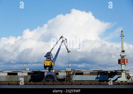 Krane und Container auf einem Hafen Stockfoto