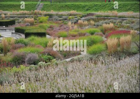 BOTTROP, DEUTSCHLAND - 21. AUGUST 2021: Bepflanzung im mehrjährigen Wiesenstil, entworfen von Piet Oudolf im öffentlichen Park Bern Stockfoto