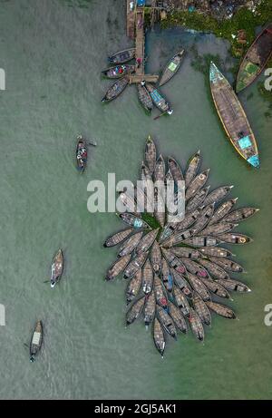 Non Exclusive: DHAKA, BANGLADESCH - SEPTEMBER 9: Luftaufnahme von Hunderten von Holzbooten ähnelt Blumen im Buriganga River Port. Die Boote, deco Stockfoto