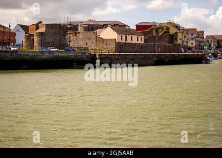 Blick über die Bucht zum King John Castle in der Stadt Dungarvan, County Waterford, Irland. Stockfoto