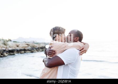 Multirassische paar küssen am Strand.Love Lifestyle-Konzept . Stockfoto