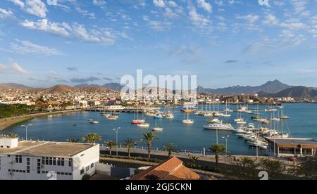 Blick auf die Stadt und den Hafen. Stadt Mindelo, ein Seehafen auf der Insel Sao Vicente, Kap Verde. Afrika Stockfoto