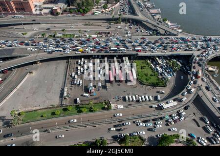 Zu Stoßzeiten Verkehrssperre, die an und von der Brücke vom 6. Oktober über den Nil in Kairo in Ägypten führt. Stockfoto