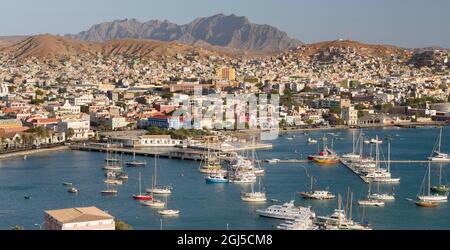 Der Hafen mit Yachthafen und Yachten. Stadt Mindelo, ein Seehafen auf der Insel Sao Vicente, Kap Verde. Afrika Stockfoto