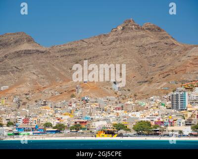 Blick auf die Stadt und den Praia da Laginha. Stadt Mindelo, ein Seehafen auf der Insel Sao Vicente, Kap Verde. Afrika Stockfoto