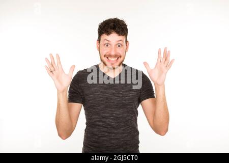 Portrait isolierter kaukasischer junger Mann mit überraschter Ausdrucksweise Stockfoto