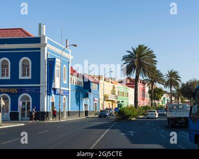 Rua de Praia oder Avenida da Republica mit alten Stadthäusern von Handelsgesellschaften (armazens). Stadt Mindelo, ein Seehafen auf der Insel Sao Vicente, Kap Verd Stockfoto