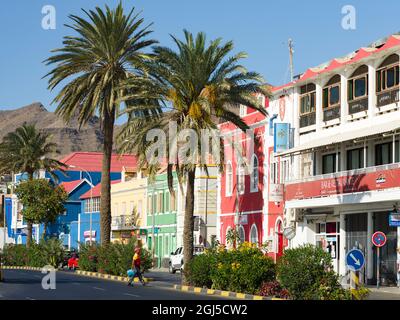 Rua de Praia oder Avenida da Republica mit alten Stadthäusern von Handelsgesellschaften (armazens). Stadt Mindelo, ein Seehafen auf der Insel Sao Vicente, Kap Verd Stockfoto