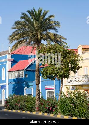 Rua de Praia oder Avenida da Republica mit alten Stadthäusern von Handelsgesellschaften (armazens). Stadt Mindelo, ein Seehafen auf der Insel Sao Vicente, Kap Verd Stockfoto