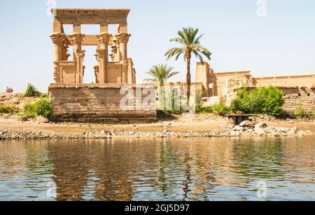 Oberägypten, Assuan zwischen den beiden Dämmen, Philae-Tempel von Isis, Trajans Kiosk, alias der hypaethrale Tempel, Säulen mit aufwendigen Kapitellen, von der aus gesehen Stockfoto