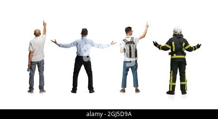 Rückansicht von vier verschiedenen Menschen verschiedener Berufe auf weißem Hintergrund isoliert. Collage Stockfoto