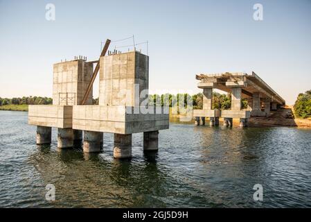 Oberägypten, Assuan, Nil-Flusslandschaft zwischen und Edfu am Westjordanland, teilweise gebaute Brücke über die Nil-Brücke nach Al Umbarkab Dihmit, Dabud A Stockfoto