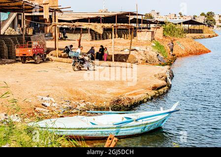 Ägypten, das Nildelta, Rasheed, Szene der alten traditionellen Ziegelherstellung (aus Schlamm im Fluss) auf dem Bootshof entlang des Rasheed-Zweiges des Nils, klein Stockfoto