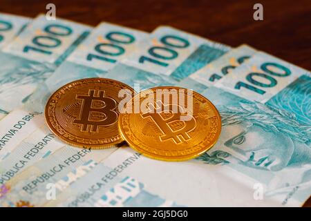 Brasilien. September 2021. In dieser Fototafel sind die Bitcoins auf hundert brasilianischen Realen zu sehen. Kredit: SOPA Images Limited/Alamy Live Nachrichten Stockfoto