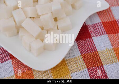 Sugacubes auf weißem Teller Nahaufnahme. Stockfoto