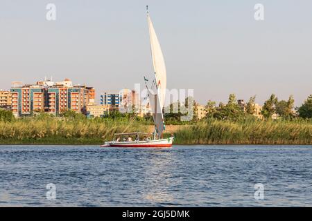 Afrika, Ägypten, Assuan. 8. Oktober 2018. Eine Felucca, ein traditionelles Holzsegelboot, das Touristen auf dem Nil in Assuan transportiert. (Nur Für Redaktionelle Zwecke Stockfoto