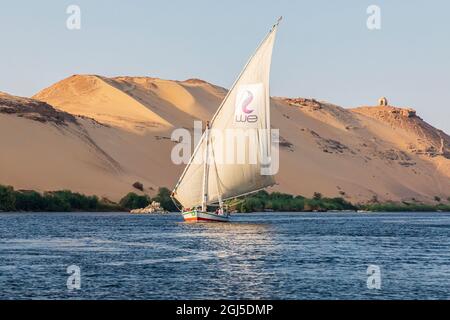 Afrika, Ägypten, Assuan. 8. Oktober 2018. Eine Felucca, ein traditionelles Holzsegelboot, das Touristen auf dem Nil in Assuan transportiert. (Nur Für Redaktionelle Zwecke Stockfoto