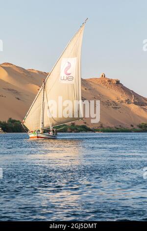 Afrika, Ägypten, Assuan. 8. Oktober 2018. Eine Felucca, ein traditionelles Holzsegelboot, das Touristen auf dem Nil in Assuan transportiert. (Nur Für Redaktionelle Zwecke Stockfoto