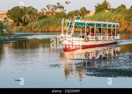 Afrika, Ägypten, Assuan. 8. Oktober 2018. Touristenboot auf dem Nil in der Nähe von Assuan. (Nur Für Redaktionelle Zwecke) Stockfoto
