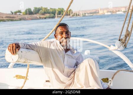 Afrika, Ägypten, Assuan. 9. Oktober 2018. Mann in traditioneller Kleidung auf einem Felucca-Boot auf dem Nil. (Nur Für Redaktionelle Zwecke) Stockfoto
