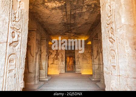Afrika, Ägypten, Abu Simbel. 10. Oktober 2018. Das Innere des kleinen Tempels von Abu Simbel, auch bekannt als der Tempel von Hathor und Nofretete. (Redaktionell Stockfoto