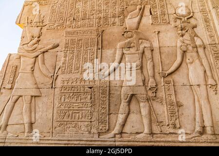 Afrika, Ägypten, Oberägypten, Luxor. 11. Oktober 2018. Reliefkunst, die den gott Horus und Hieroglyphen im Karnak Tempel in Luxor darstellt. (Redaktionelle Verwendung Stockfoto