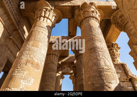 Afrika, Ägypten, Oberägypten, Luxor. 11. Oktober 2018. Säulen mit Reliefkunst und Hieroglyphen im Karnak-Tempel in Luxor. (Nur Für Redaktionelle Zwecke) Stockfoto