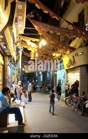 Spaziergang durch den Souk in der Nacht. Assuan, Ägypten. Stockfoto