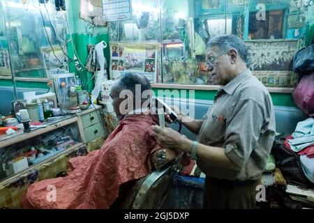 Spaziergang durch den Souk in der Nacht. Assuan, Ägypten. Stockfoto