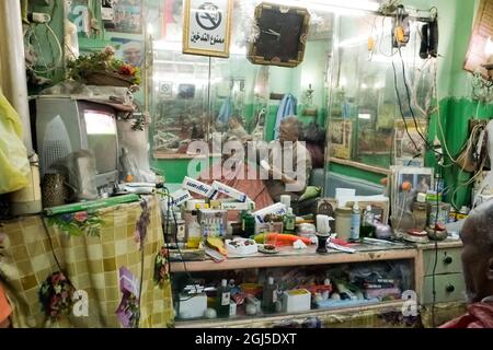 Spaziergang durch den Souk in der Nacht. Assuan, Ägypten. Stockfoto