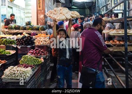 Spaziergang durch den Souk in der Nacht. Assuan, Ägypten. Stockfoto