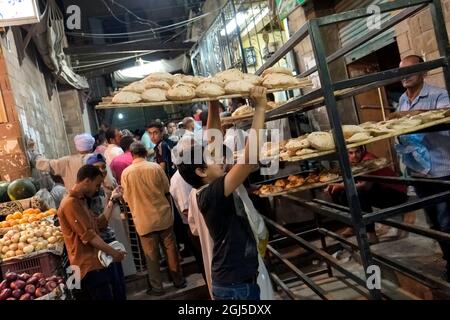 Spaziergang durch den Souk in der Nacht. Assuan, Ägypten. Stockfoto