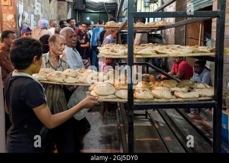 Spaziergang durch den Souk in der Nacht. Assuan, Ägypten. Stockfoto