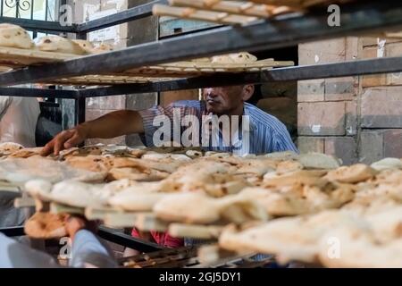 Spaziergang durch den Souk in der Nacht. Assuan, Ägypten. Stockfoto